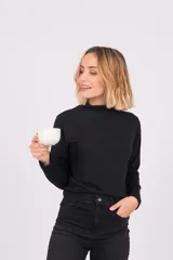 Polera de lanilla color champagne, de cuello alto y manga larga.