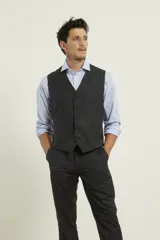 Chaleco de vestir de corte clásico con cinco botones frontales, bolsillos laterales simulados y presilla trasera regulable para un ajuste personalizado.