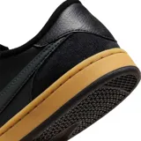 Championes Nike SB FC Classic, color negro con suela de goma color caramelo. Presentan una combinación de cuero texturizado y gamuza en la parte superior, con el icónico logo de Nike en el lateral.