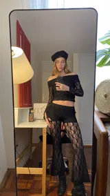 Pantalon de encaje negro con corte oxford y tiro bajo. Incluye short interior para mayor comodidad.