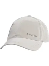 Gorra de béisbol color beige con logo metálico de Calvin Klein en el lateral.
