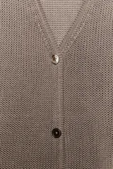 Chaqueta de punto color topo, con escote en V, mangas anchas por debajo del codo y cierre frontal de botones.