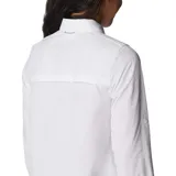 Camisa de manga larga Columbia modelo Silver Ridge 3.0, de color blanco, con protección solar y bolsillos en el pecho.