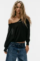 Jeans baggy de tiro medio con cinco bolsillos, trabillas para cinto y cierre frontal con cremallera y botón metálico. Cuenta con detalle de aplicación de brillos en toda la prenda.