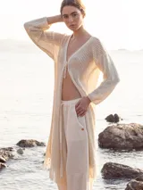 Pantalón estilo cargo de color marrón, confeccionado en una mezcla de lino y lyocell. Presenta cintura elástica con cordón ajustable, bolsillos laterales tipo parche y detalle de botones en los tobillos para un ajuste opcional.