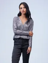 Blusa de fiesta color borgoña, marca Ninety, confeccionada en microtul bordado con lentejuelas. Tiene escote en V cruzado, ruedo elastizado y forro interno a tono.