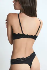 Conjunto de lencería compuesto por un soutien sin aro con detalles de encaje en el borde superior y una bombacha de corte clásico, ambos en color nude.