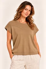 Remera de punto color camel, con cuello redondo, manga corta y canesú acanalado con diseño en V.