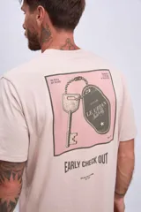 Remera de hombre color beige con estampado frontal de un llavero con la frase "Early Check Out".
