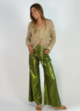 Pantalón de lino y viscosa color verde metalizado, de corte palazzo.