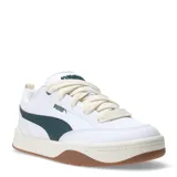 Championes Puma de estilo urbano inspirados en el skate, con diseño de perfil bajo. Presentan una estructura de color blanco con detalles en verde oscuro, cordones gruesos en tono crema y suela de goma con base color caramelo.