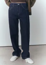 Jeans de corte recto y tiro medio en color azul oscuro (rinse wash), con costuras decorativas verticales en el frente y cinco bolsillos clásicos.