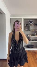 Top halter de color marrón con escote profundo, confeccionado en tela semitransparente con bordados florales y aplicaciones de lentejuelas brillantes.