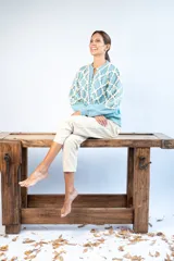 Cárdigan celeste de lana merino con diseño calado en color crudo y botones de nácar.