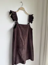 Vestido corto marrón de gamuza con breteles anchos con volados y corte recto.