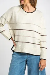 Sweater de punto con diseño de rayas horizontales en tonos neutros, cuello redondo y mangas largas con puños acanalados.