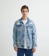 Campera de jean azul claro con efecto delavé, roturas, desgastes y bolsillos frontales con solapa.