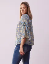 Blusa Zac & Rachel estampada, de gasa, con cuello redondo fruncido y mangas 3/4 amplias con volados.