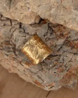 Anillo ancho de alpaca con textura irregular.