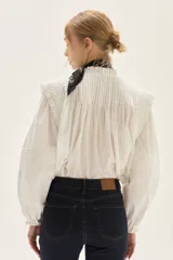 Jean de mezclilla azul marino, tiro medio, con silueta ligeramente acampanada desde la rodilla.