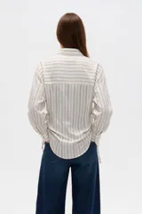 Camisa de viscosa a rayas rosadas y negras, con cuello camisero, botones frontales, mangas largas y tiras laterales para anudar.