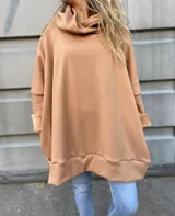 Canguro negro oversize con cuello alto, mangas largas con puños ajustados y bolsillo tipo parche con etiqueta de cuero en el ruedo.