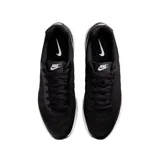 Championes Nike Air Max Invigor de color negro con detalles en rojo, diseñados para running y uso deportivo.