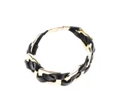 Pulsera de cuero trenzado color negro con detalles de acero dorado. Cierre con imán.