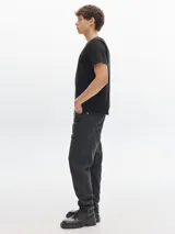 Pantalón de jean azul oscuro, corte slim, tiro medio y confeccionado en denim 100% algodón crudo.