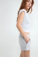 Camiseta de manga corta con calce slim, confeccionada en tejido suave con detalle estampado pequeño en el frente.