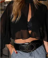 Blusa color bordó con cuello alto, corte crop y mangas amplias con volados.