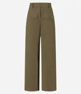 Pantalón pantalona color verde oliva, de tiro alto, confeccionado en crepé de viscosa, con pliegues delanteros y cierre lateral.