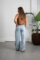 Jean de corte wide leg en color celeste claro, con diseño de tiro medio y acabado desgastado.