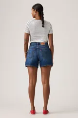 Short de denim azul de tiro medio, con bolsillos clásicos y diseño de corte recto y holgado.