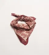 Pañuelo cuadrado con estampado paisley en tonos bordó sobre fondo beige, con bordes en color bordó sólido.