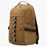 Mochila Merrell modelo Trout Basic de 25 litros, color marrón. Presenta un diseño funcional con compartimento principal con cierre, bolsillos laterales elásticos con correas de ajuste y una cinta frontal decorativa. Confeccionada en poliéster resistente con recubrimiento de PU.