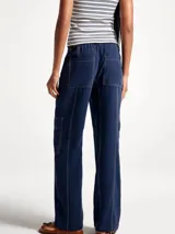 Pantalón cargo de corte recto en color azul, con costuras a contratono, cintura elástica con cordón ajustable y bolsillos laterales tipo cargo.