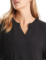 Buzo de calce suelto y relajado confeccionado en tejido soft, con cuello a la base y escote en V. Presenta mangas largas con puños.