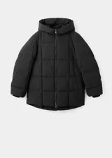 Campera puffer negra con capucha, cuello alto y cierre frontal de cremallera doble. Diseño acolchado de manga larga con acabado repelente al agua.