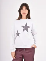 Buzo de cuello redondo y manga larga, color gris jaspeado con estampado de dos estrellas en tono oscuro con efecto desgastado.