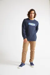 Remera de manga larga color azul marino, con cuello redondo y estampado frontal con el logo de la marca sobre un diseño de pincelada.