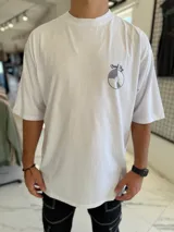 Remera oversize blanca de manga corta, con gran estampado en la espalda de una bandeja de vinilos y texto temático musical.