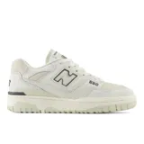 Championes urbanos New Balance modelo BBW550RF, color crema con detalles en gris y negro, confeccionados en cuero sintético, con logo "N" característico en los laterales y suela de goma.