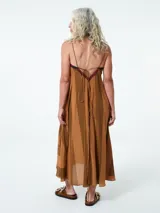 Vestido largo marrón con estampado geométrico en tonos marrones, escote en V y tirantes finos.
