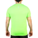 Remera deportiva de manga corta, color verde flúor, con cuello redondo y logo pequeño reflectante en el pecho.
