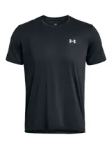 Remera deportiva Under Armour de manga corta, color negro, con cuello redondo y logo de la marca estampado en el pecho. Confeccionada en tejido ligero y transpirable con tecnología de secado rápido.