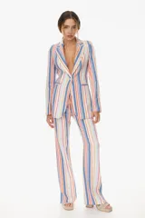 Blazer de algodón ligero con estampado de rayas verticales multicolores, cuello solapa, cierre de un botón y bolsillos frontales.