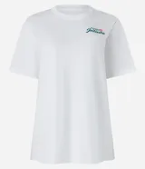 Remera blanca alargada de algodón, con cuello redondo y mangas cortas. Presenta una estampa grande en la espalda con iconos de la cultura brasileña.