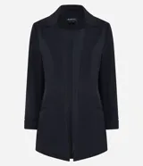 Blazer negro de poliéster y elastano, corte sastrero alargado, con cuello solapa y mangas largas con pliegues.