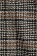 Pantalón de vestir con estampado a cuadros Príncipe de Gales en tonos marrón, negro y beige. Presenta un corte recto de pierna ancha, talle alto con pretina prolongada y cierre oculto.